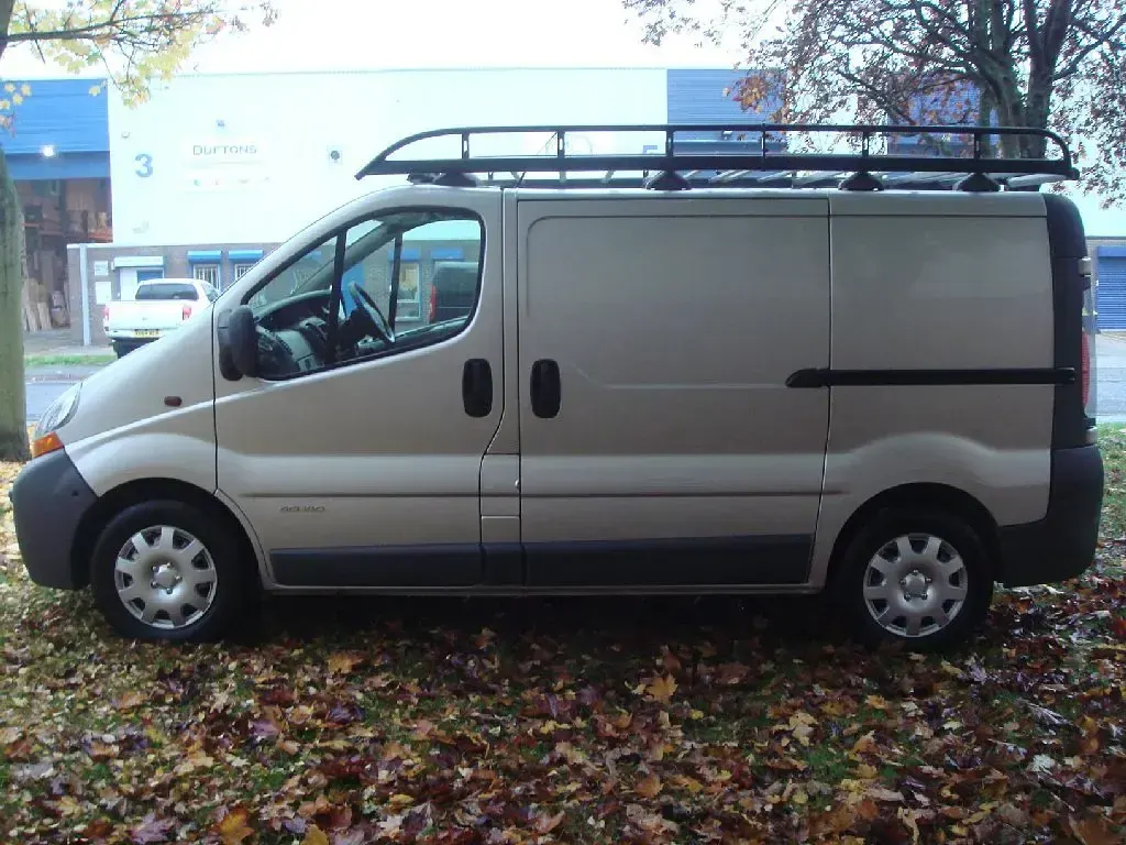 Used Renault Trafic 135 HP (99 kW) 2005 Silver MPV