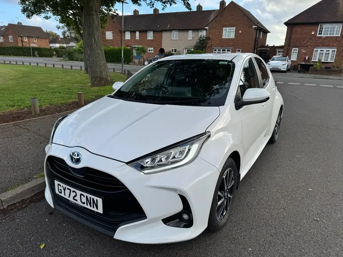 Used Toyota Yaris Design 91 HP (66 kW) 2022 White Hatchback
