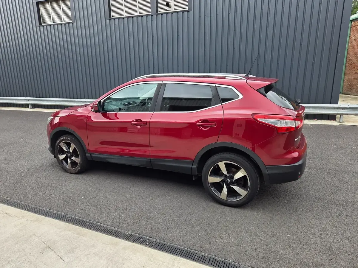Used Nissan Qashqai N-TEC 130 HP (95 kW) 2015 Red SUV