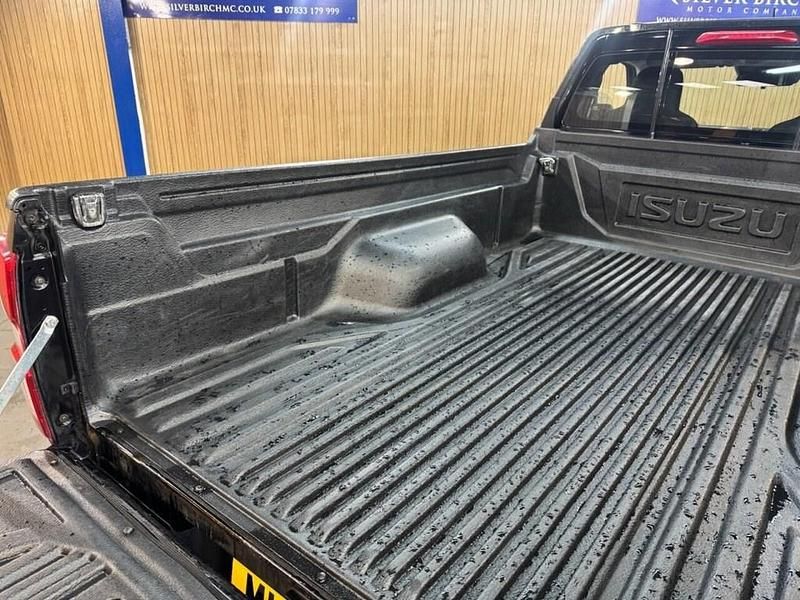 Used Isuzu Pick up 164 HP (120 kW) 2022 Black Pickup