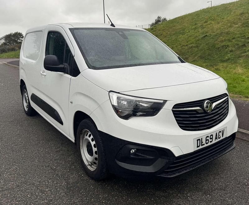 White Used 2019 Vauxhall Combo Edition MPV | £10,250 (Fair price) - Image 1/4