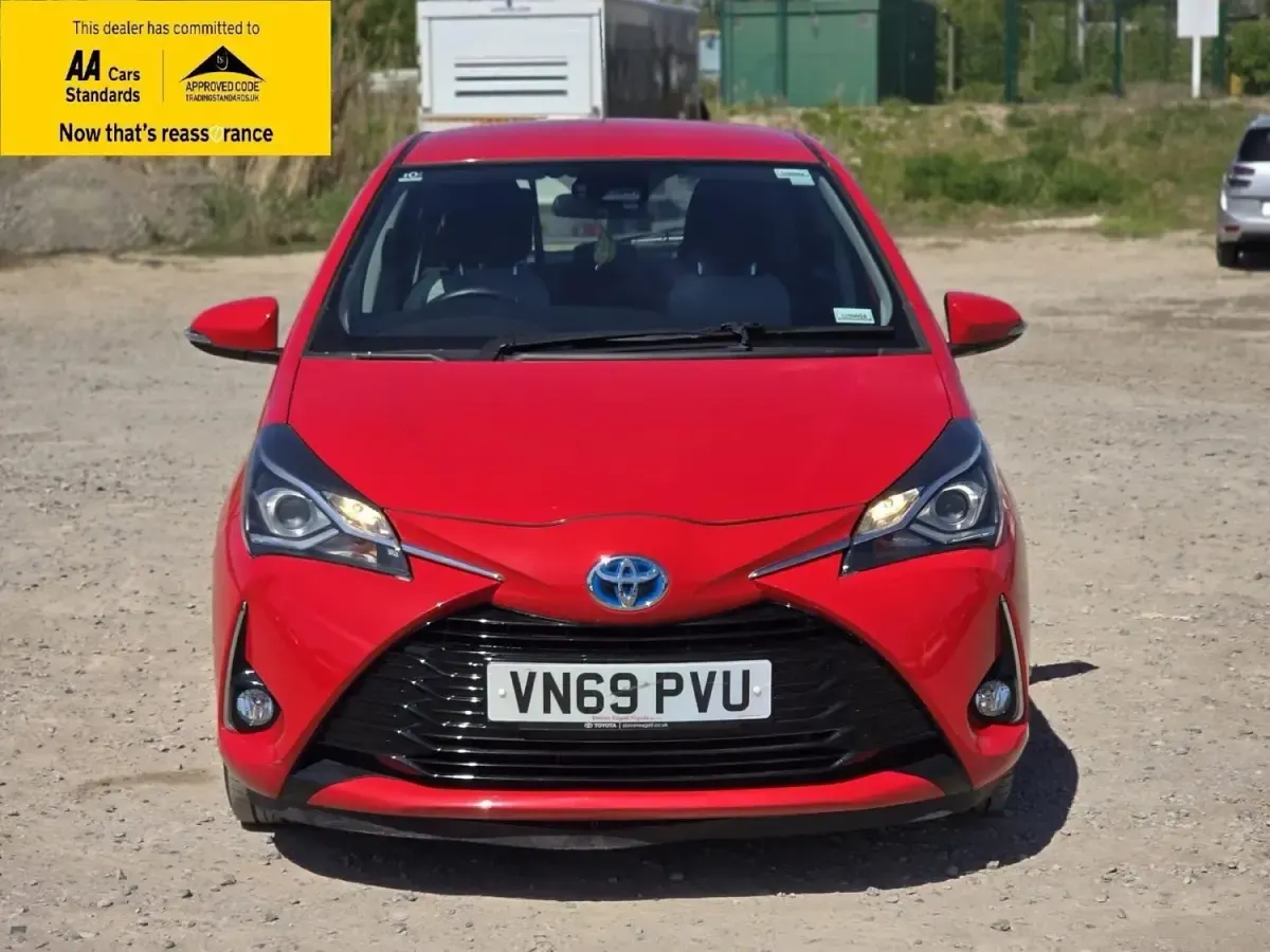 Second-hand Toyota Yaris Hybrid 100 CP (73 kW) 2019 Roșu Hatchback