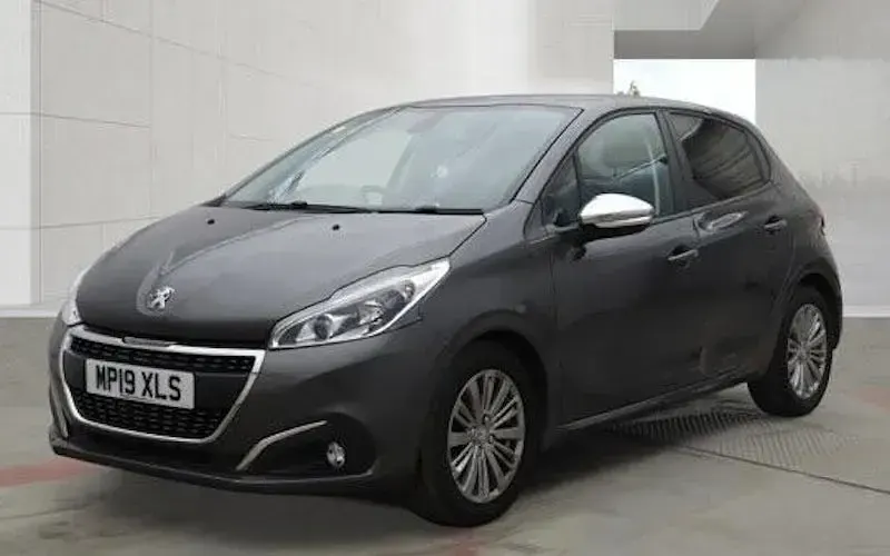 Used Peugeot 208 Signature Sky 82 HP (60 kW) 2019 Hatchback