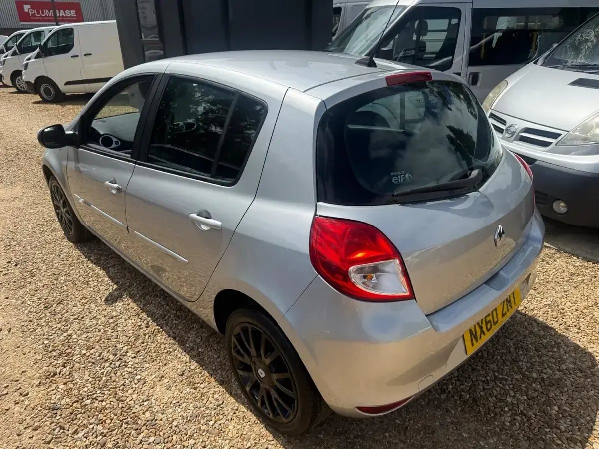 Used Renault Clio Dynamique 86 HP (63 kW) 2010 Silver Hatchback