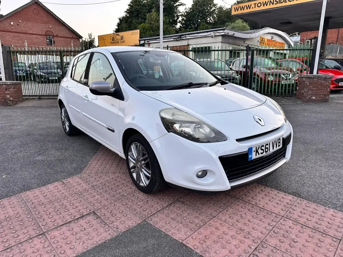Used Renault Clio Dynamique 2011 White Hatchback