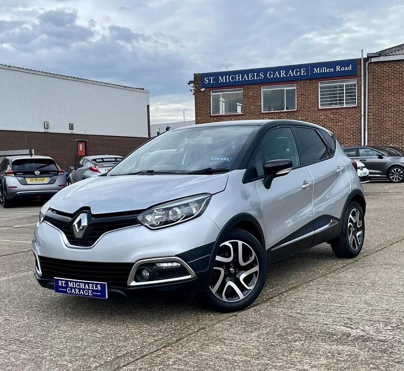 Silver/black Used 2015 Renault Captur Dynamique SUV | £7,995 (Fair price) - Image 1/4