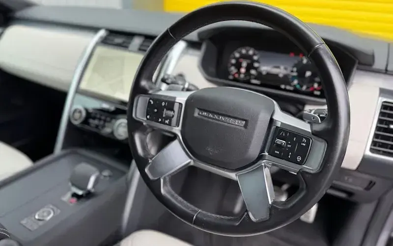 Used Land Rover Discovery SE Dynamic 300 HP (220 kW) 2023 Grey SUV