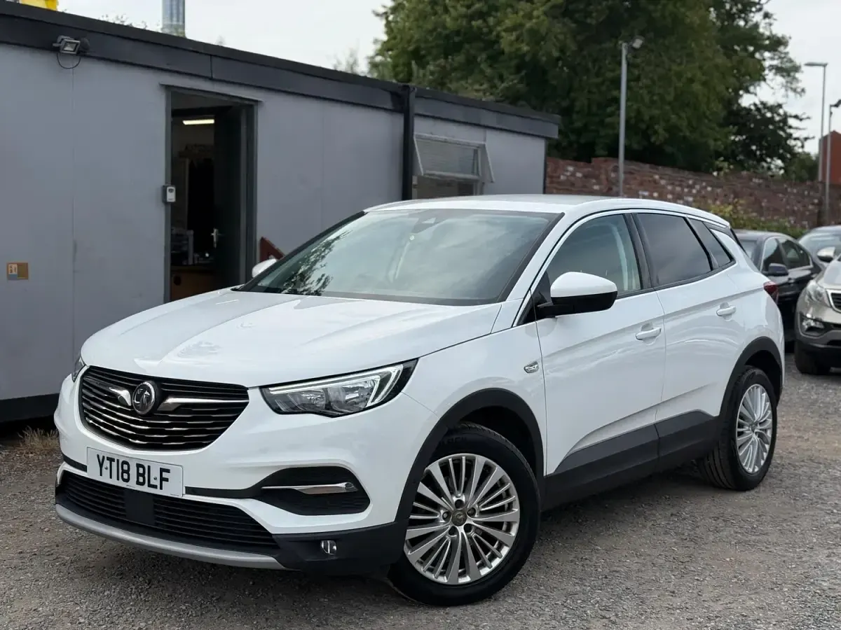 Used Vauxhall Grandland X Sport 130 HP (95 kW) 2018 White SUV