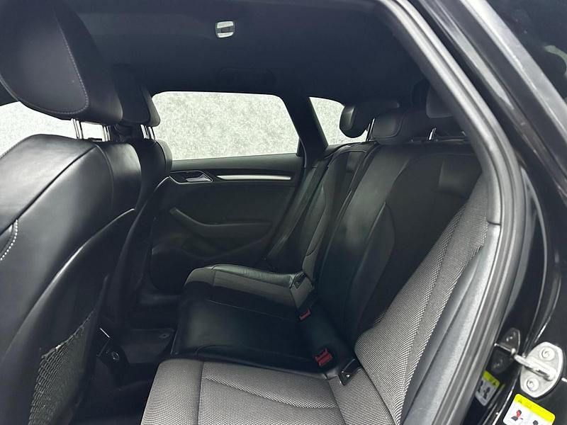 Usado Audi A3 Sportback Black Edition 150 HP (110 kW) 2018 Preto Citadino