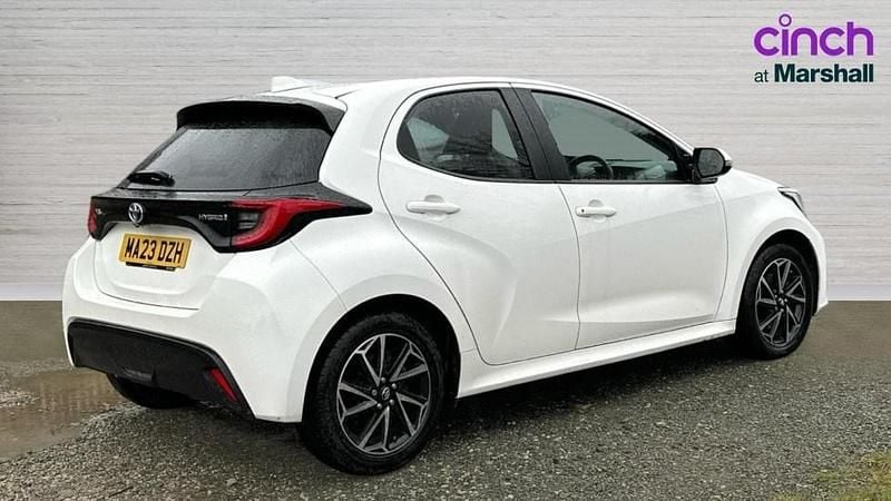 Used Toyota Yaris Hybrid Design 116 HP (85 kW) 2023 White Hatchback