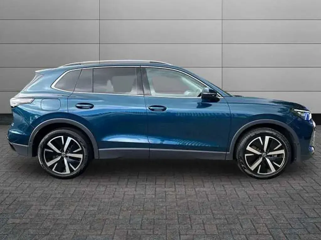 Used VW Tiguan Elegance 150 HP (110 kW) 2024 Blue SUV