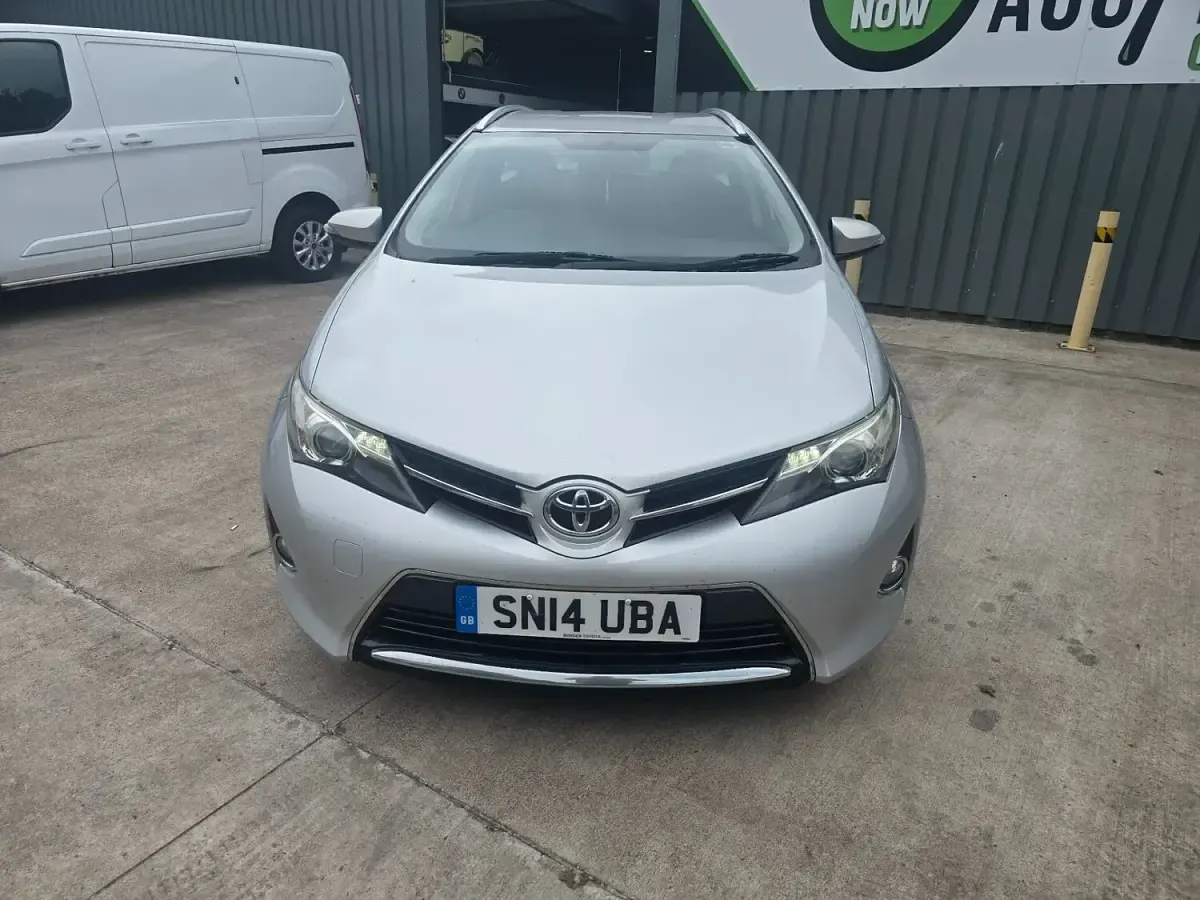 Used Toyota Auris 90 HP (66 kW) 2014 Silver Estate