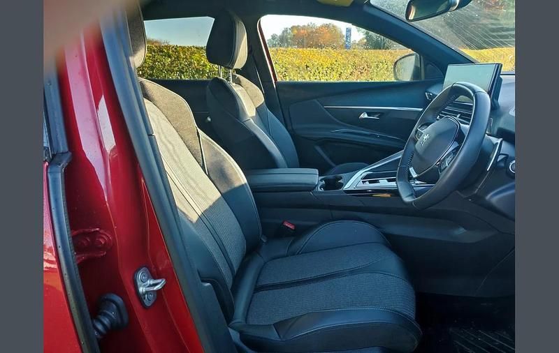 Used Peugeot 3008 Allure 134 HP (98 kW) 2024 Red SUV