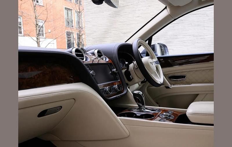 Used Bentley Bentayga 599 HP (440 kW) 2018 Grey SUV