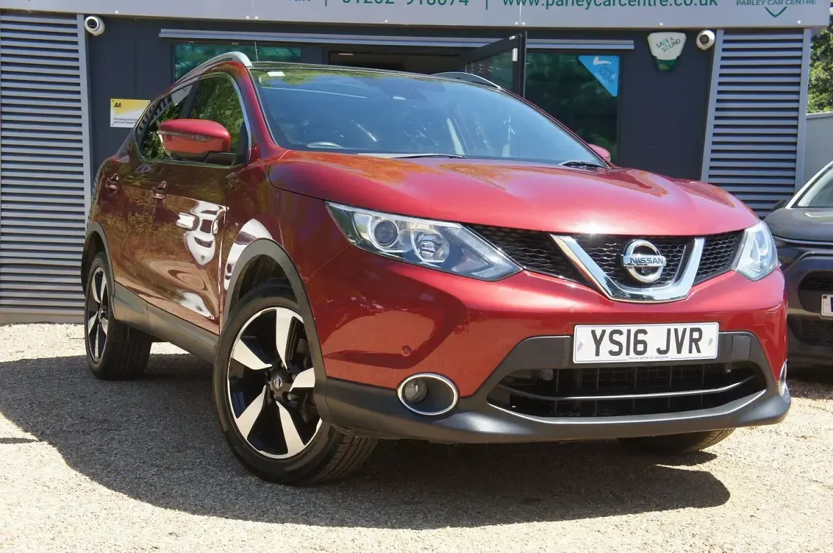 Used Nissan Qashqai N-Connecta 110 HP (80 kW) 2016 Red SUV