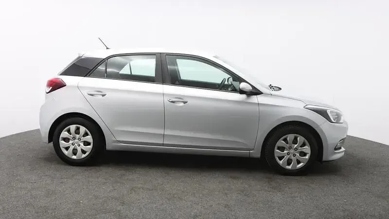 Used Hyundai i20 84 HP (61 kW) 2017 Silver Hatchback
