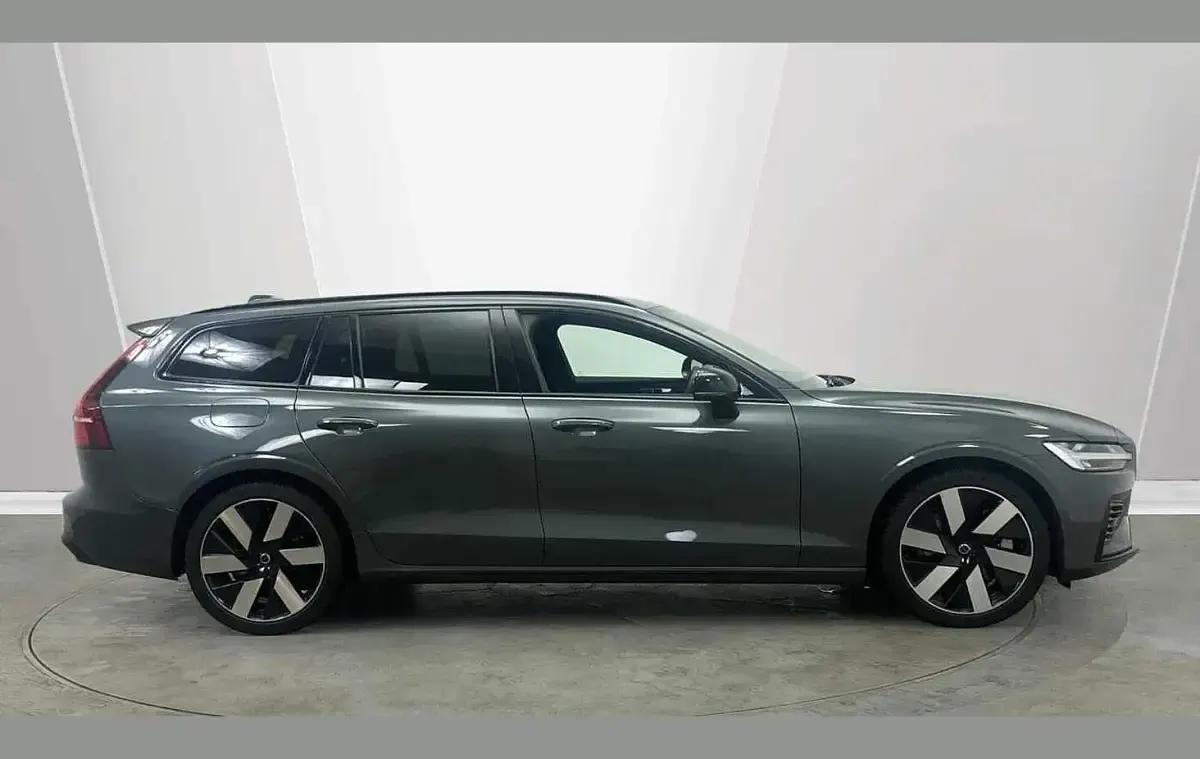 Used Volvo V60 Plus 344 HP (253 kW) 2025 Green Estate