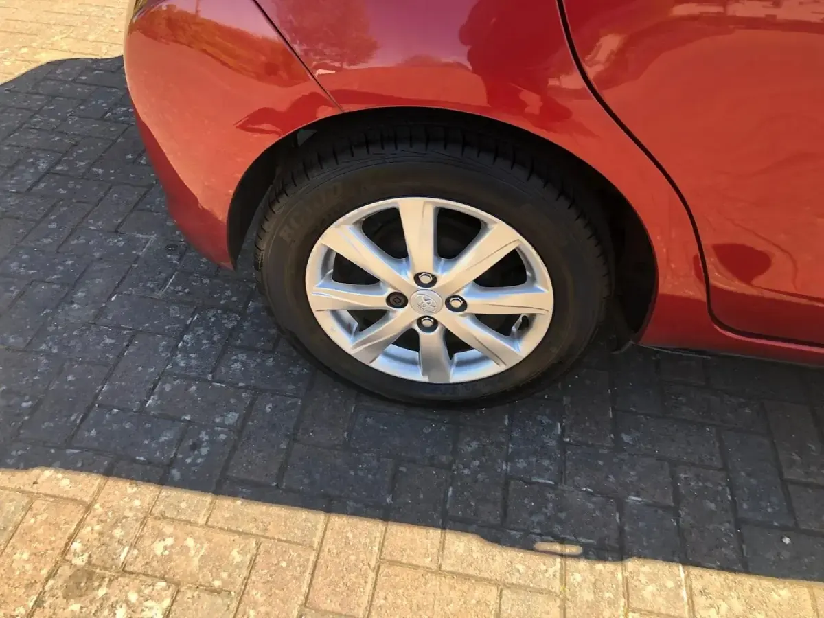 Used Toyota Yaris 99 HP (72 kW) 2012 Red Hatchback