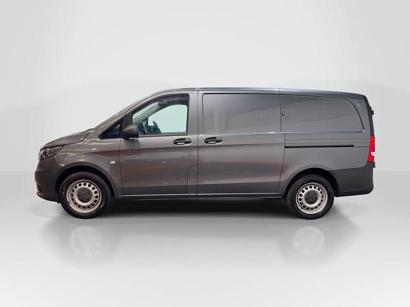 Begagnad Mercedes Vito Progressive 2022 Grå Van