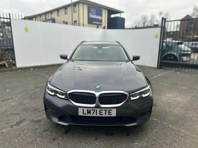 Begagnad BMW 330e Performance 2021 Grå Kombi