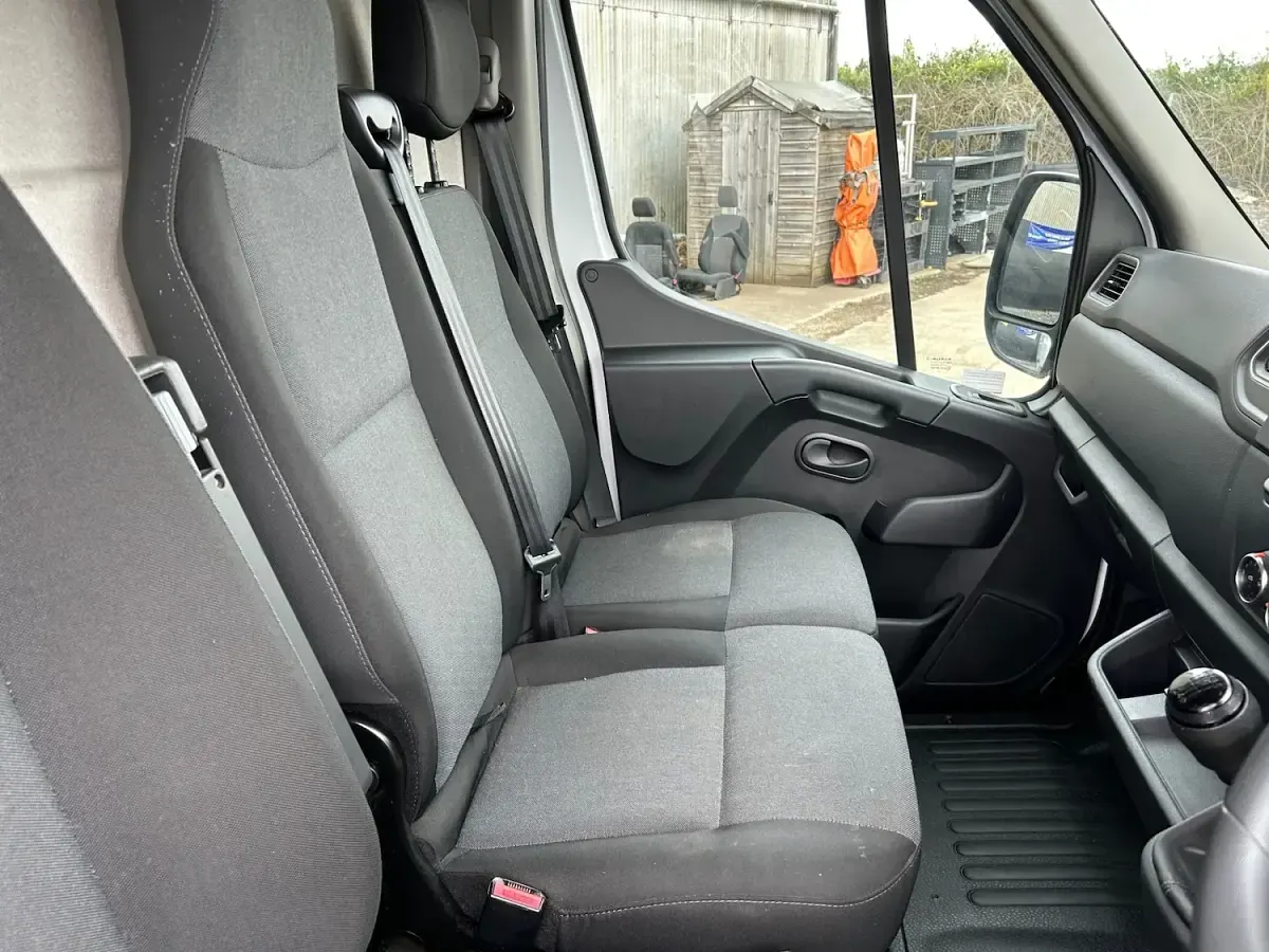 Used Renault Master 135 HP (99 kW) 2023 White MPV