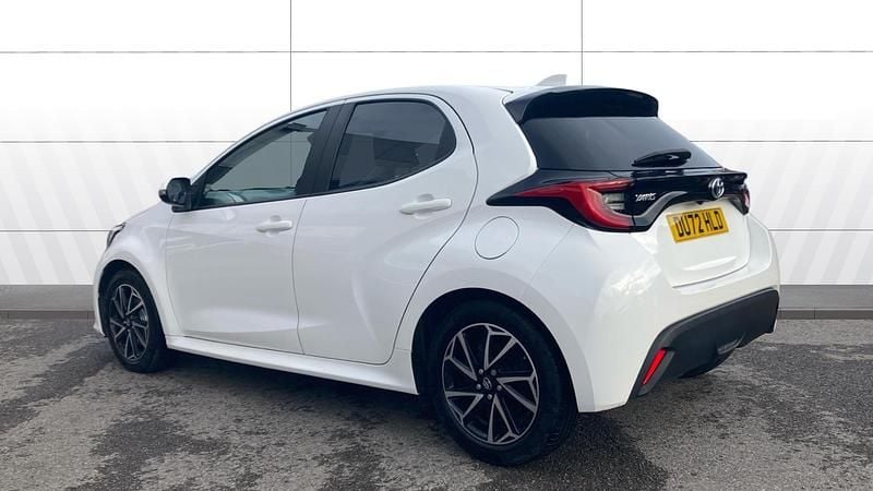 Used Toyota Yaris Hybrid Design 116 HP (85 kW) 2022 White Hatchback
