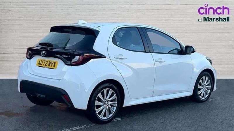 Used Toyota Yaris Hybrid 116 HP (85 kW) 2022 White Hatchback