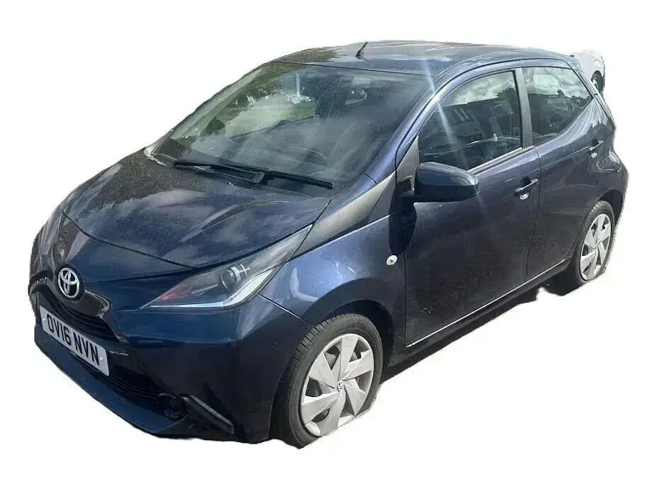 Usado Toyota Aygo X-play 68 CV (50 kW) 2016 Azul Utilitario