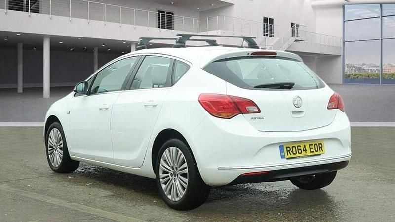 Used Vauxhall Astra Excite 2014 White Hatchback