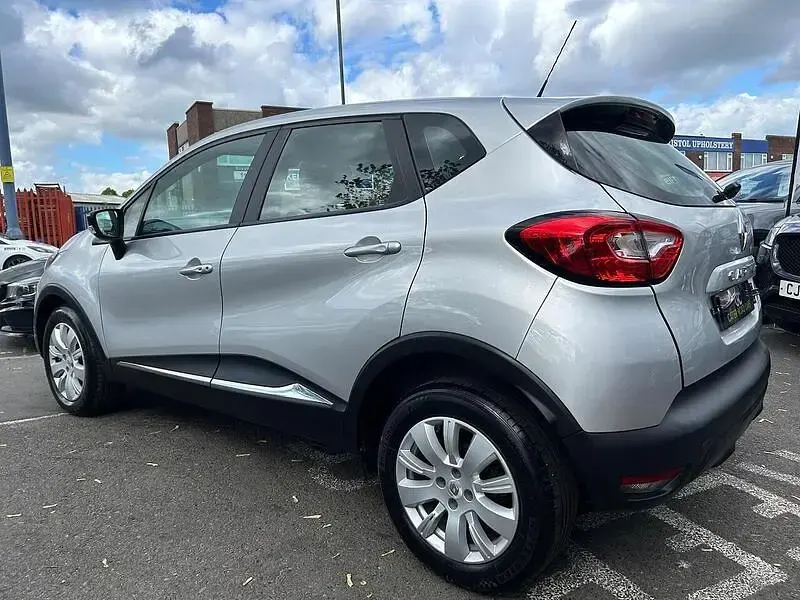 Used Renault Captur Expression+ 90 HP (66 kW) 2015 Silver SUV