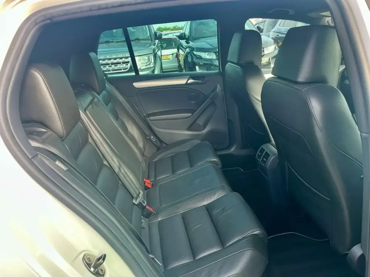 Second-hand VW Golf VIII R 2023 Alb Hatchback