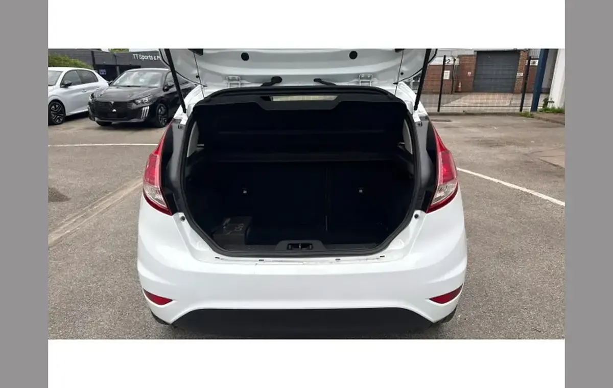Usado Ford Fiesta Zetec 100 HP (73 kW) 2016 Branco Citadino