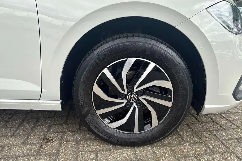 Käytetty VW Polo Life 95 HP (69 kW) 2024 Harmaa Viistoperä