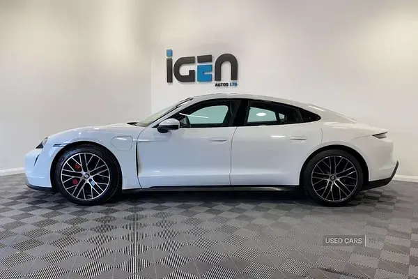 Begagnad Porsche Taycan 419 kW (571 HK) 2022 Vit Sedan