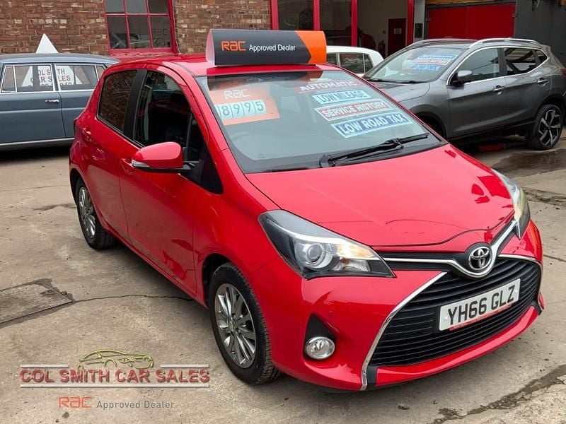 Used Toyota Yaris 99 HP (72 kW) 2016 Red Hatchback