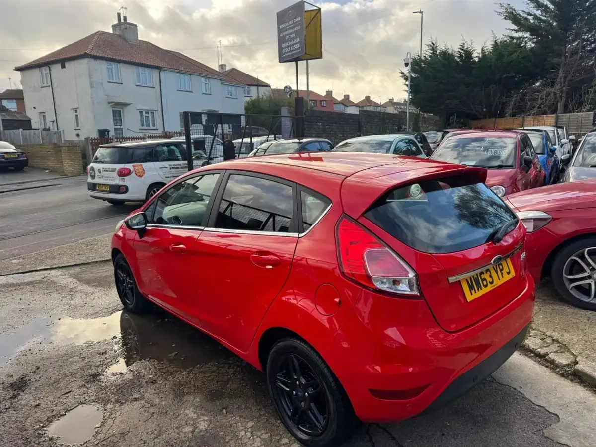 Second-hand Ford Fiesta Zetec 120 CP (88 kW) 2014 Roșu Hatchback