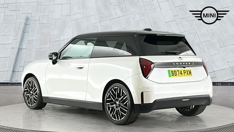 Used Mini Cooper SE Hatch 158 kW (215 HP) 2024 White Hatchback