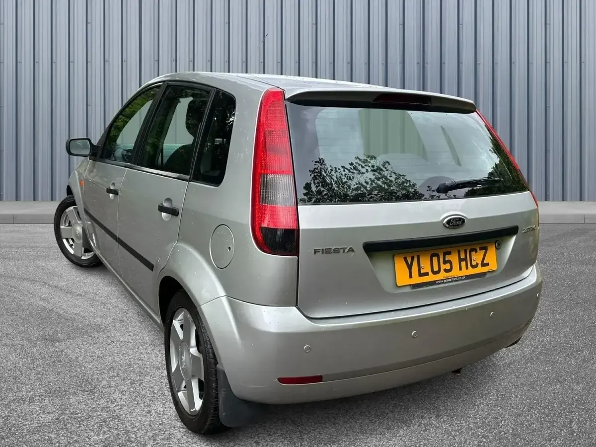 Used Ford Fiesta Zetec 79 HP (58 kW) 2005 Silver Hatchback