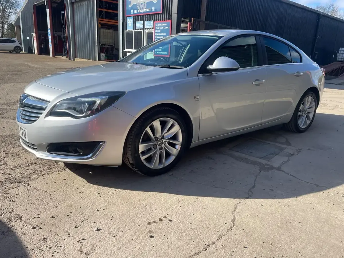 Używany Vauxhall Insignia SRi 2014 Srebrny Hatchback