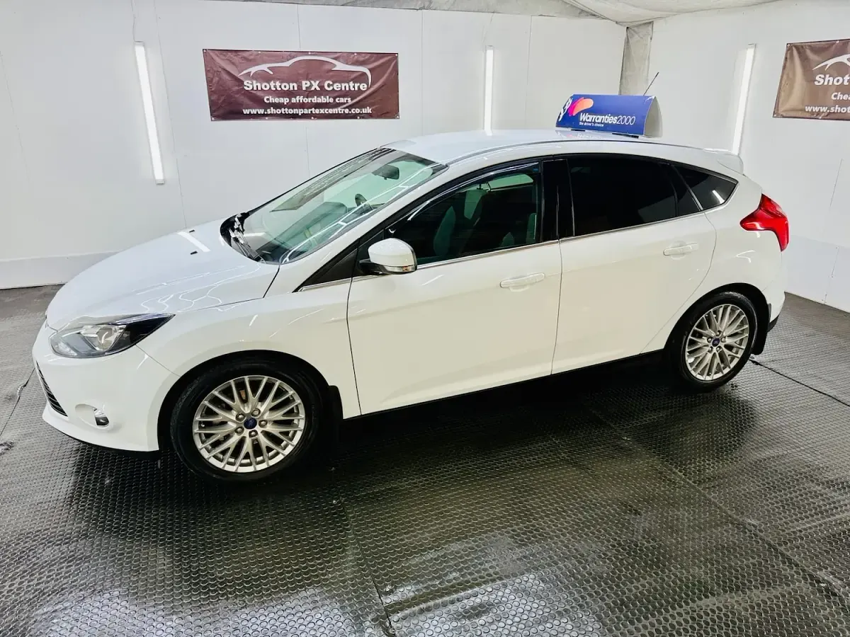 Used Ford Focus Zetec 125 HP (91 kW) 2014 White Hatchback