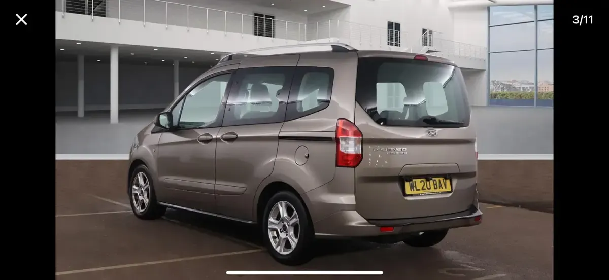 Usado Ford Tourneo Courier Zetec 100 CV (73 kW) 2020 Plateado Monovolumen
