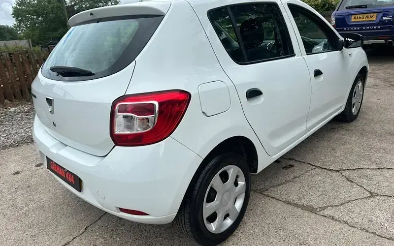 Used Dacia Sandero Ambiance 75 HP (55 kW) 2013 White Hatchback