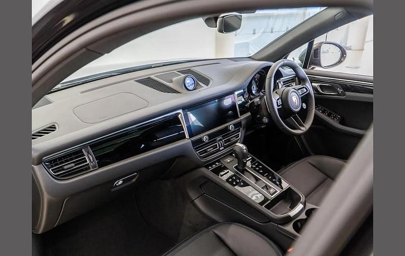 Used Porsche Macan 261 HP (191 kW) 2025 Black SUV