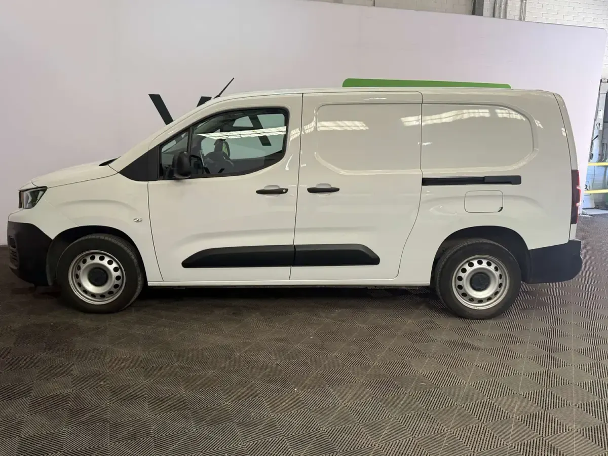 Begagnad Peugeot Partner 131 HK (96 kW) 2023 Vit Minibuss