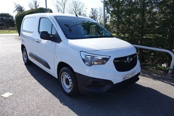 White Used 2022 Vauxhall Combo MPV | £13,188 (Expensive) - Image 1/1