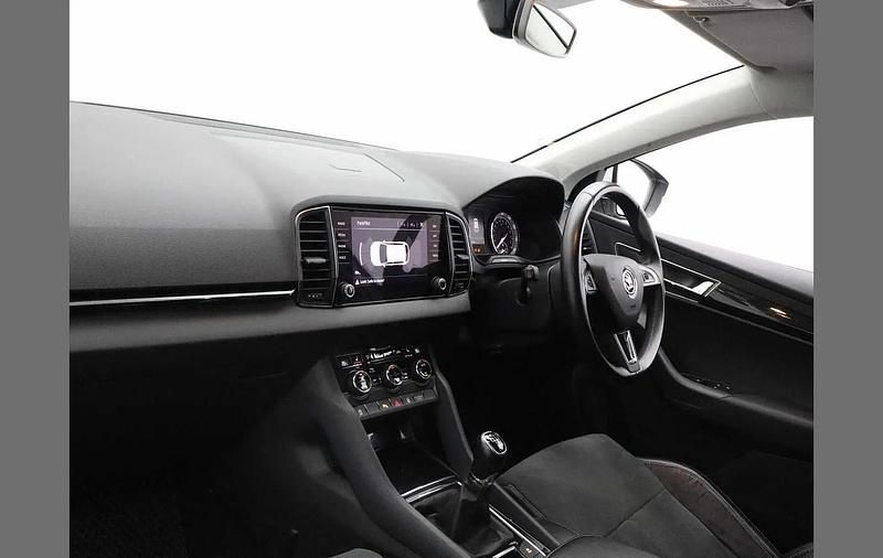 Used Skoda Karoq SE L 115 HP (84 kW) 2018 White SUV