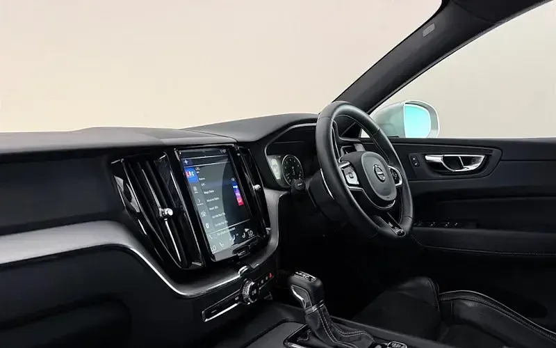 Used Volvo XC60 R-Design 250 HP (183 kW) 2019 SUV