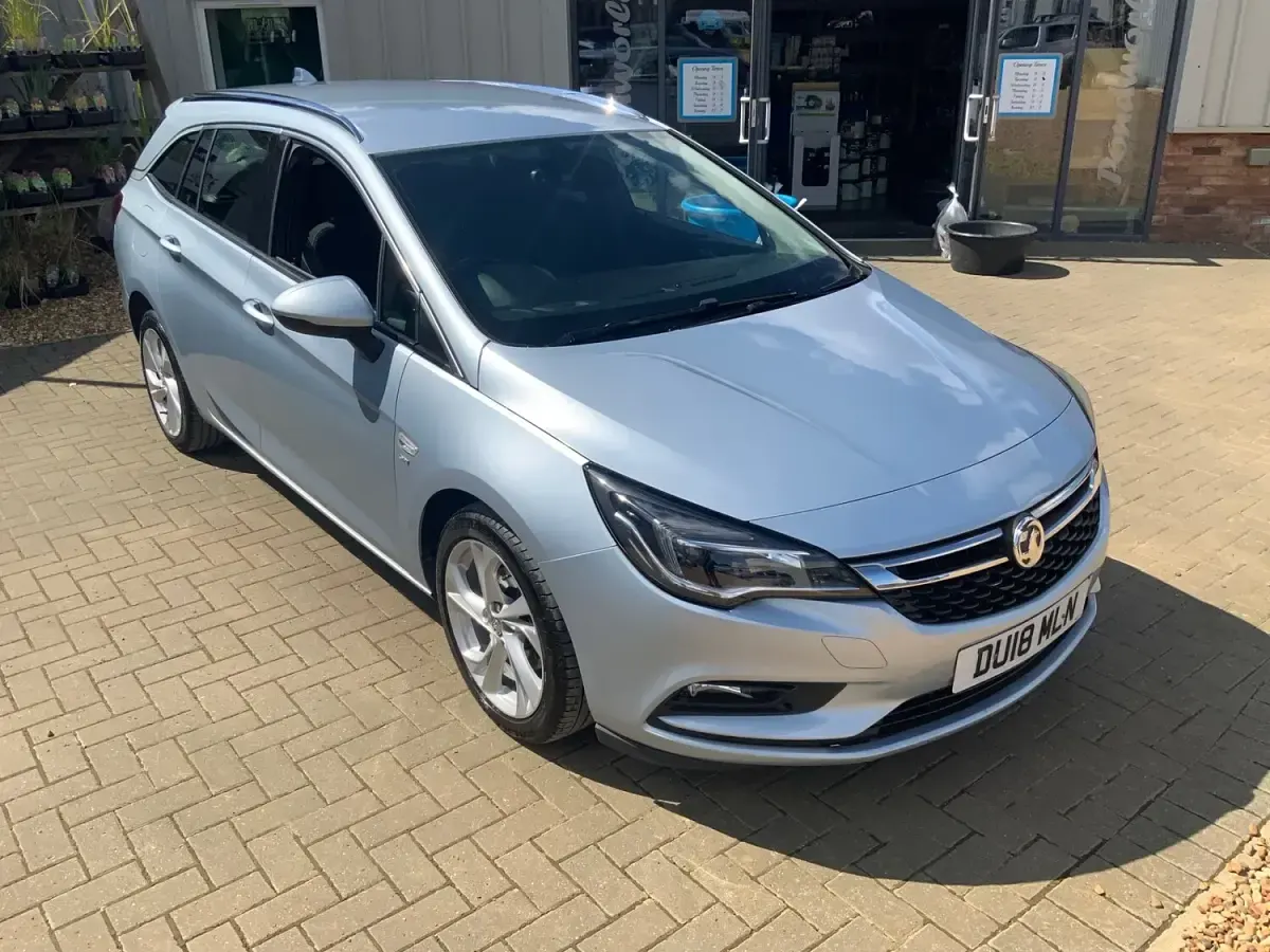 Used Vauxhall Astra SRi 147 HP (108 kW) 2018 Silver Estate
