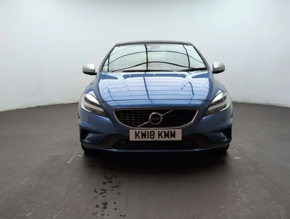Used Volvo V40 R-Design Pro 122 HP (89 kW) 2018 Blue Hatchback