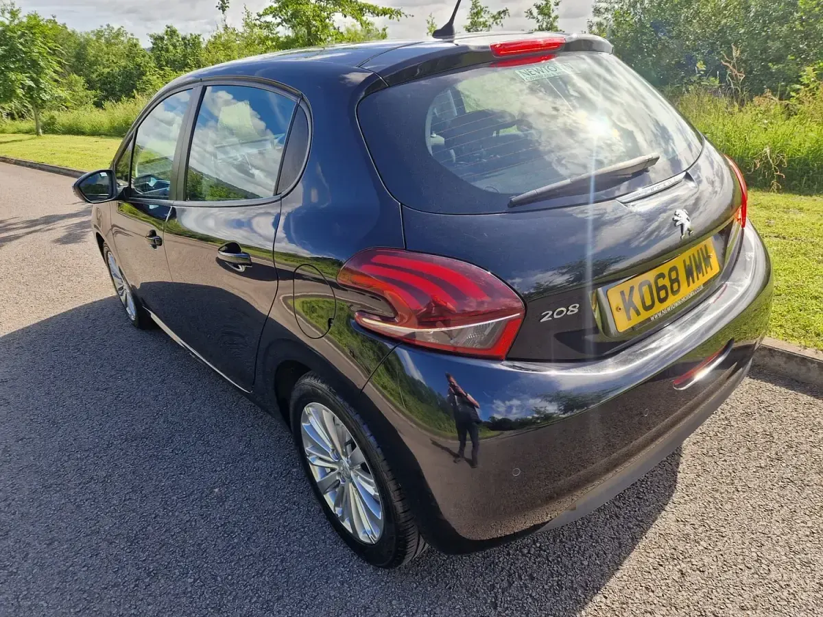 Used Peugeot 208 Signature Sky 82 HP (60 kW) 2019 Black Hatchback